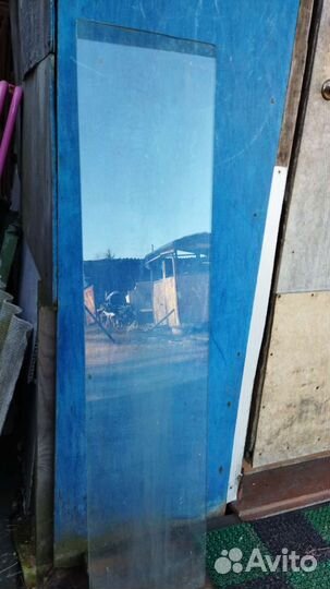 Стеклянные дверцы и полки