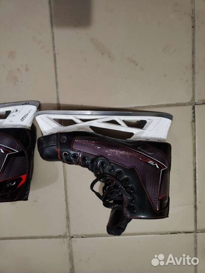 Коньки хоккейного вратаря