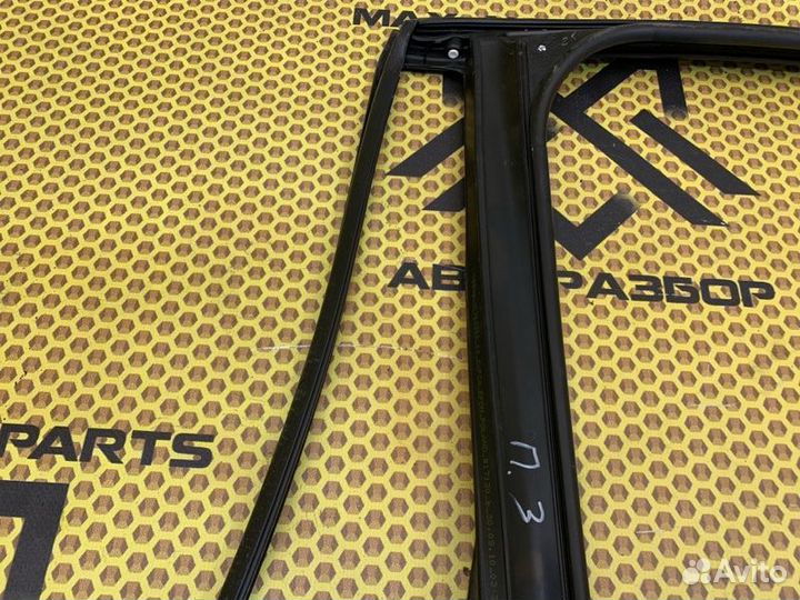 Уплотнитель стекла двери задний правый Volvo Xc 60