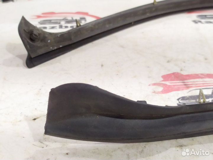 Уплотнительная резинка боковой двери левая