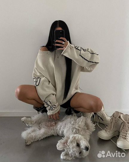 Стильный рваный свитер