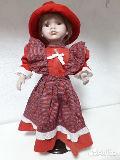 Кукла фарфоровая