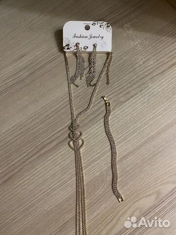 Цепочка, сережки и браслет (бижутерия)