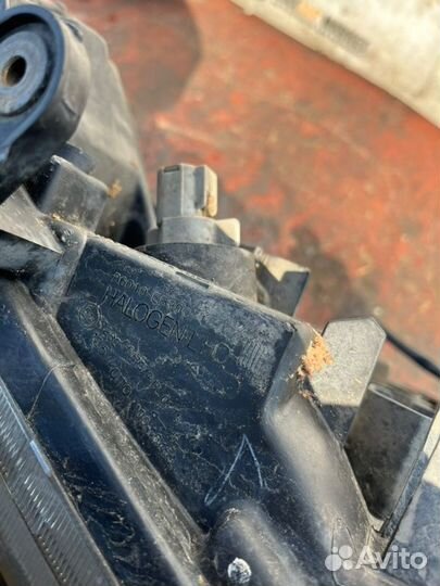 Фара передняя правая Nissan Navara 2.5 DIZ 2008