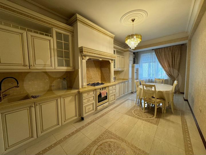 3-к. квартира, 100 м², 4/10 эт.