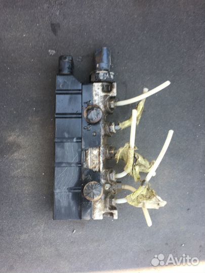 Блок клапанов пневмоподвески Mercedes W220 s500