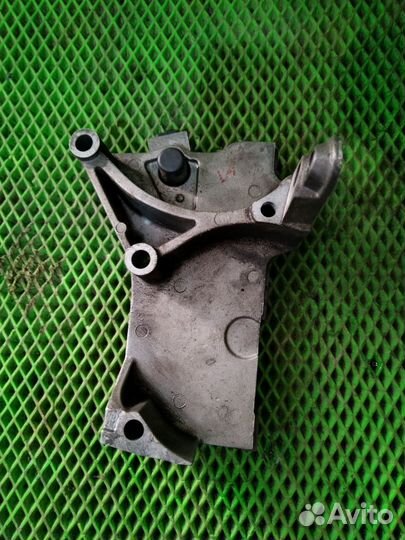 Кронштейн опоры двигателя правый Renault Megane 2