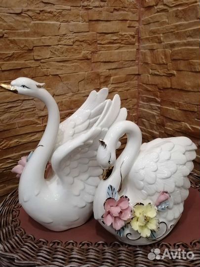 Фарфоровая статуэтка пара лебедей