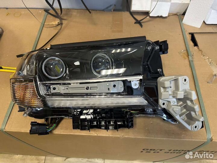 Фара правая Land Cruiser 200 Executive черная