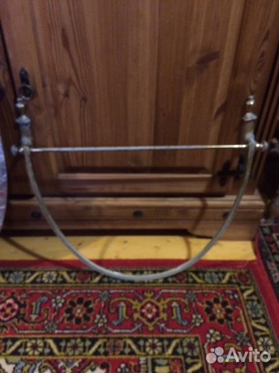 Зеркало овальное в металлической оправе