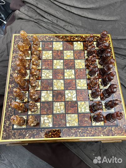 Шахматы из янтаря