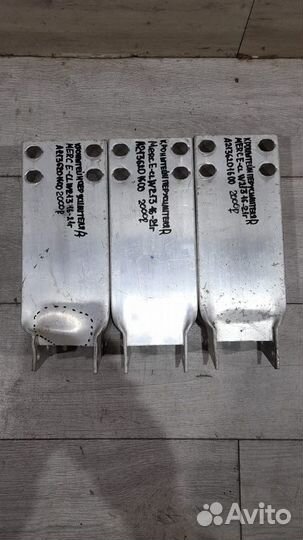 Кронштейн переднего усилителя правый Mercedes E