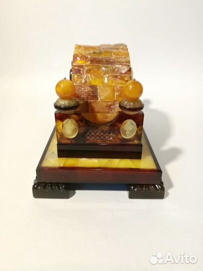 Часы из янтаря
