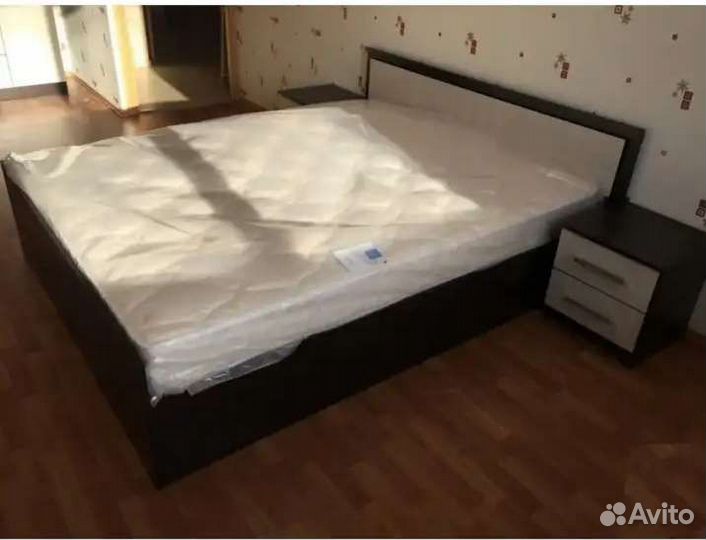 Кровать 1400 х2000с матрасом