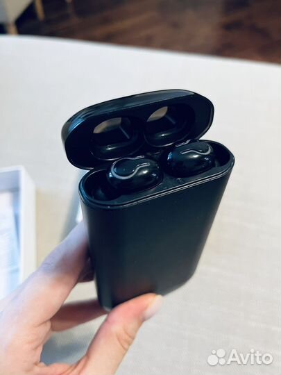Беспроводные наушники и зарядное устройство