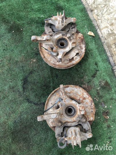 Поворотный кулак левый/ правый Mitsubishi Carisma