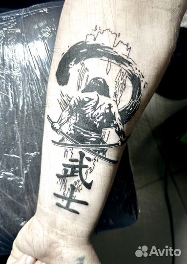 Мастер татуировки