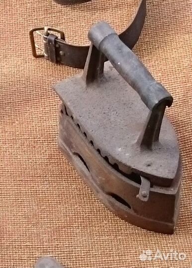 Старинный утюг на углях