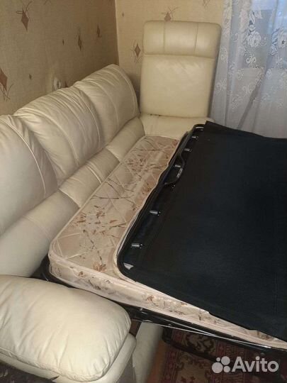 Белый кожаный диван