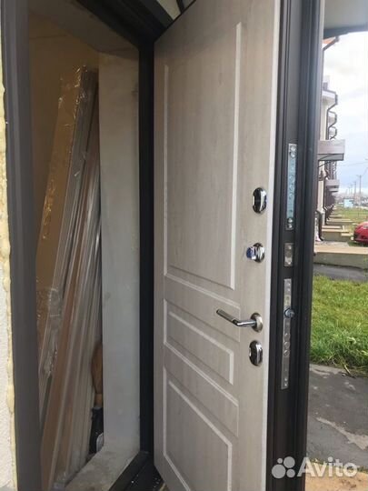 Дверь входная металлическая с зеркалом