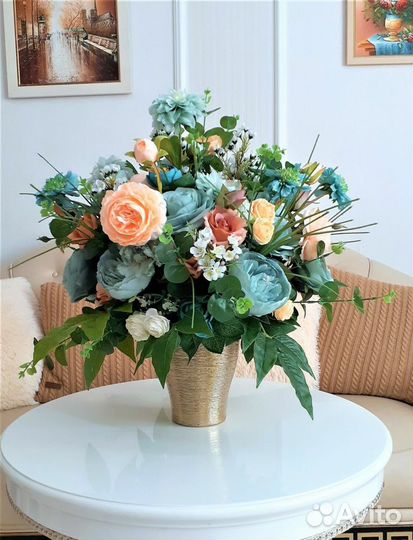 Интерьерная композиция из цветов в вазе