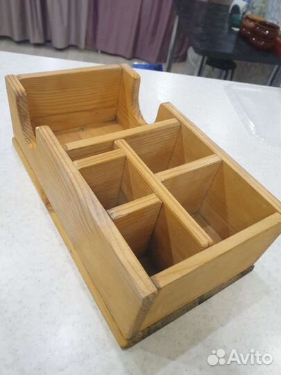 Деревянная подставка под салфетки и приборы