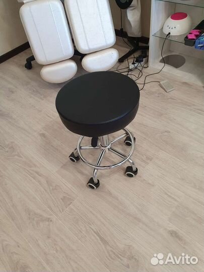 Стул для мастера педикюра бу