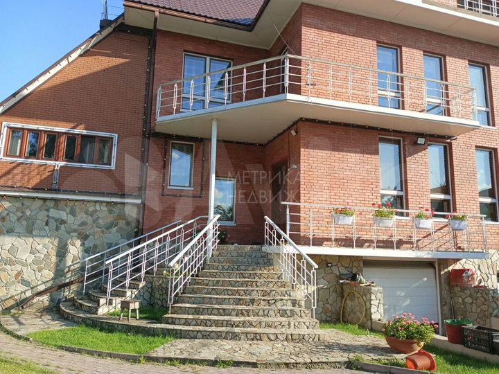 Дом 870 м² на участке 42 сот.