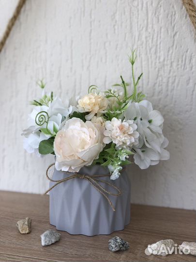 Искусственные цветы в кашпо