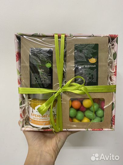 Подарочный набор чая, кофе, сладостей