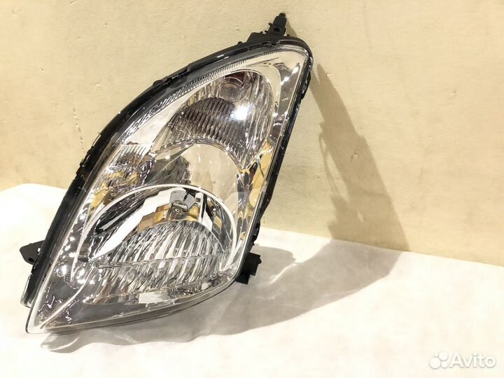 Фара левая правая Сузуки Свифт suzuki swift 04-10
