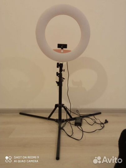 Кольцевая светодиодная лампа со штативом