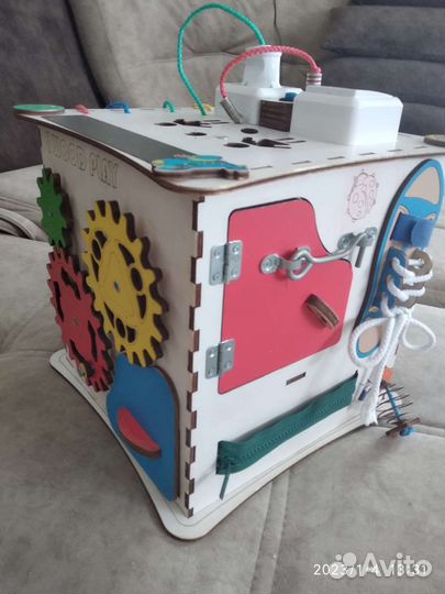 Бизиборд куб с электрикой