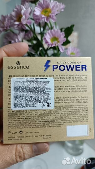 Две палетки - для лица, и тени от Essence