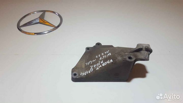 Кронштейн опора двигателя правый Mercedes м272