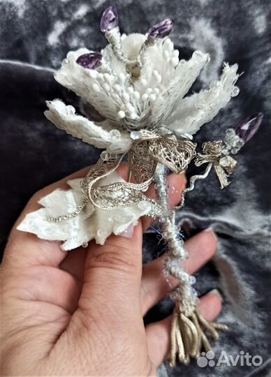 Брошь кутюрный цветок белый с аметистами и кварцем