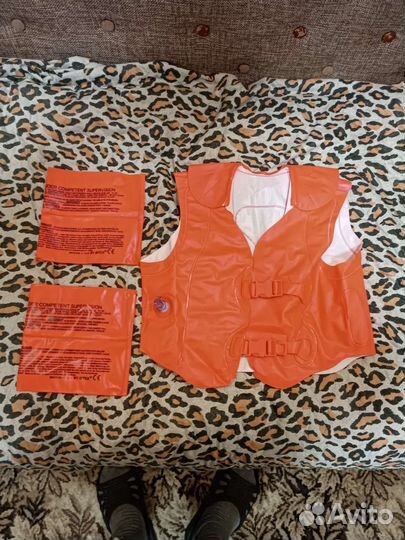Жилет и нарукавники для плавания