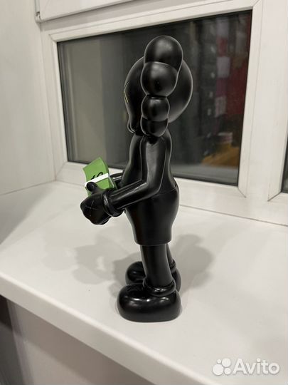 Игрушка kaws с деньгами