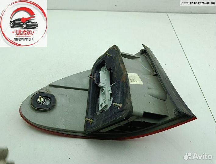 Фонарь задний правый б/у Mercedes W211 (E) 2118201664