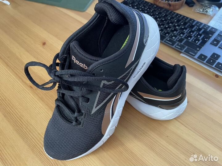 Несколько пар разной кожаной обуви