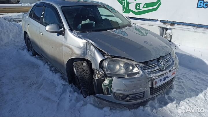 Накладка на консоль левая Volkswagen Jetta 1K0864375