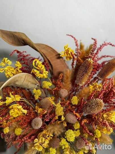 Композиция из сухоцветов и стабилизированных цвето