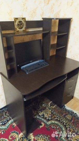 Компьютер и компьютерный стол