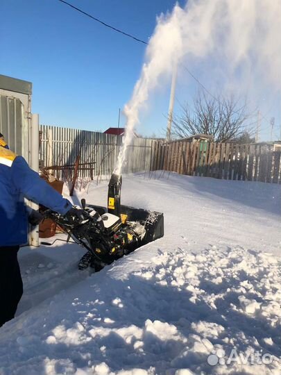 Снегоуборщик бензиновый гусеничный