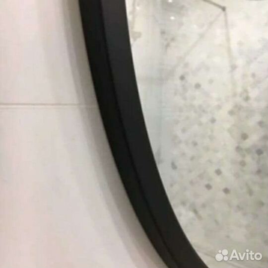 Круглое зеркало в раме