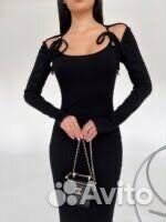 Силуэтное черное платье