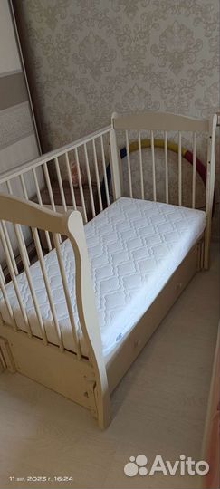 Кроватка детская с маятником
