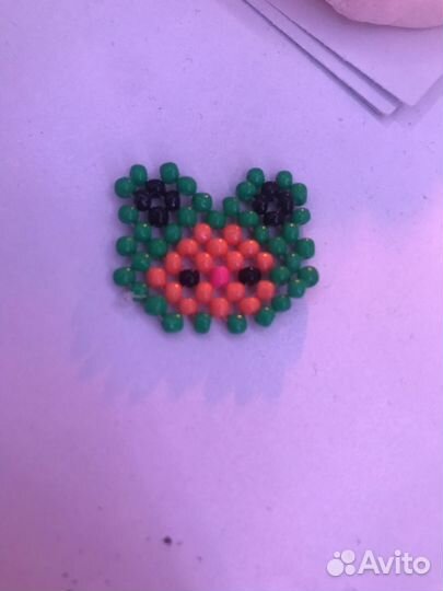 Котёнок в шапке лягушки из бисера