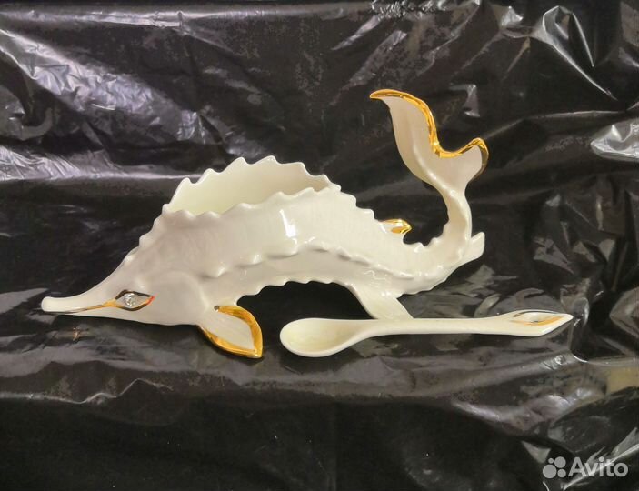 Фарфоровые вазочки, шкатулки, икорница, чайники