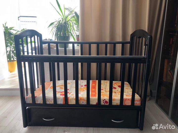 Кровать детская с маятником и ящиком для хранения